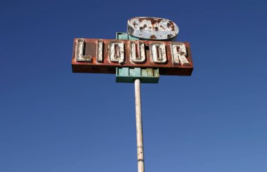 Mavi gökyüzü olan sokak tabelası