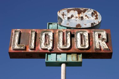 Mavi gökyüzü olan sokak tabelası