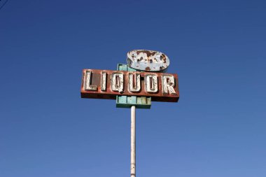 Mavi gökyüzü olan sokak tabelası