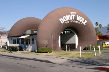 Donut Hole Restoranı güneşli bir günde 