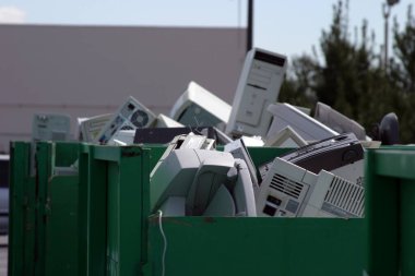 eski bilgisayar ve elektronik ekipman yığını