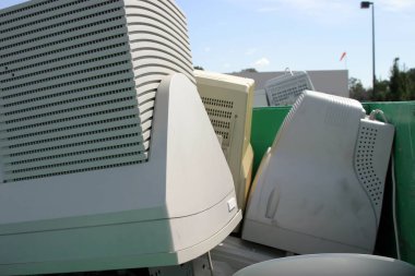 eski bilgisayar ve elektronik ekipman yığını