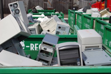 eski bilgisayar ve elektronik ekipman yığını