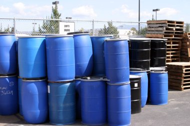 Geri dönüşüm için mavi plastik kaplar