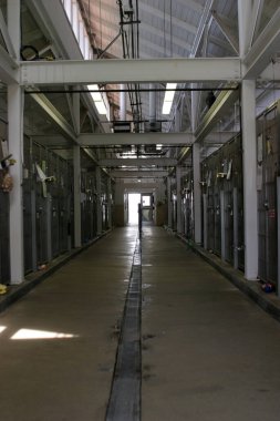 Modern bir binanın içi, depo. 