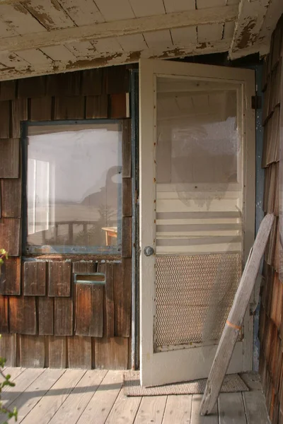 Casa Madeira Velha Com Porta Branca — Fotografia de Stock