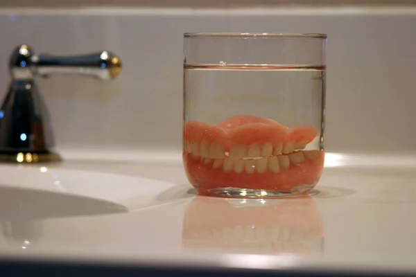 Closeup Shot Glass Water Denture — Stock Photo, Image