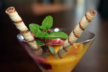 Naneli ve şekerli dondurma.