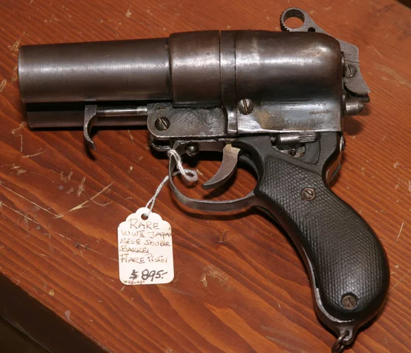 Rocznik Pistolet Drewnianym Stole — Zdjęcie stockowe