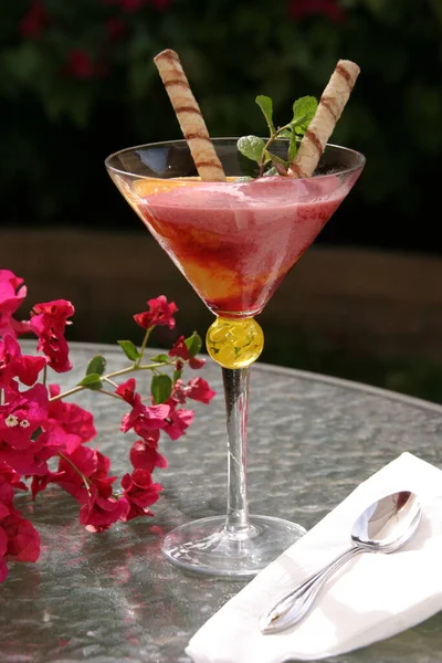 Cocktail Verão Com Groselha Vermelha Hortelã Folhas Verdes Cereja Morango — Fotografia de Stock