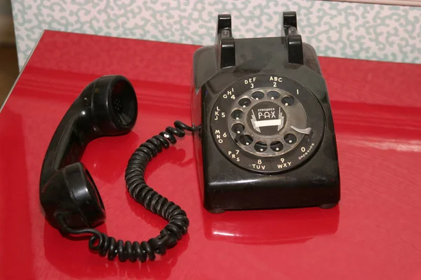 红色背景的老式电话 — 图库照片