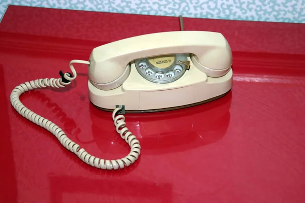 红色桌子上的老式电话 — 图库照片