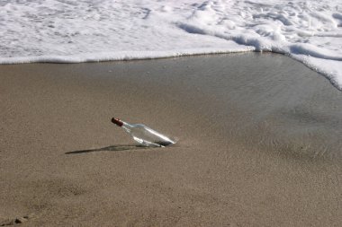 Hazine haritası. Kıyıya vurmuş bir şişedeki korsan hazine haritası. Korsan hazine haritası. Şişedeki mesaj. Şişedeki mesaj. Kıyıya vurmuş bir şişedeki hazine haritası. Maui Hawaii 'de kumlu ve dalgalı bir hazine haritası olan şarap şişesi..