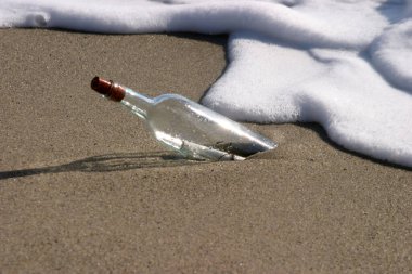 Hazine haritası. Kıyıya vurmuş bir şişedeki korsan hazine haritası. Korsan hazine haritası. Şişedeki mesaj. Şişedeki mesaj. Kıyıya vurmuş bir şişedeki hazine haritası. Maui Hawaii 'de kumlu ve dalgalı bir hazine haritası olan şarap şişesi..