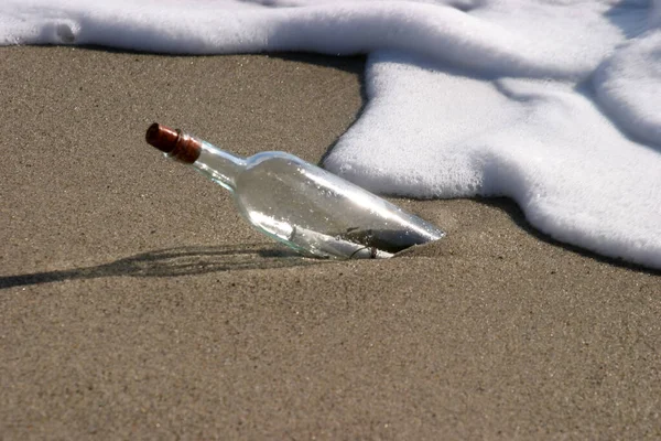 Hazine haritası. Kıyıya vurmuş bir şişedeki korsan hazine haritası. Korsan hazine haritası. Şişedeki mesaj. Şişedeki mesaj. Kıyıya vurmuş bir şişedeki hazine haritası. Maui Hawaii 'de kumlu ve dalgalı bir hazine haritası olan şarap şişesi..