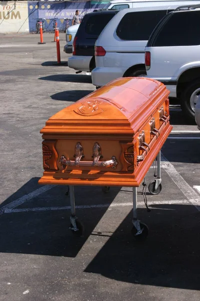 交換会又はヤードセールの駐車場における販売のための棺 — ストック写真