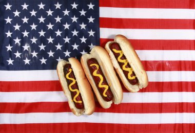 Amerikan Bağımsızlık Günü. 4 Temmuz kutlu olsun. ABD Bağımsızlık Günü. Amerikan bayrağı. 4 Temmuz. 4 Temmuz mesajlı American Flag ve Hardallı Hot Dog. Amerikan Bağımsızlık Günü Kutlaması. Mutlu 4 Temmuz 'lar. Hardallı Sosisli.