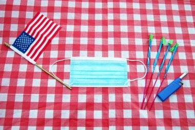 Amerikan Bağımsızlık Günü. 4 Temmuz kutlu olsun. ABD Bağımsızlık Günü. Amerikan bayrağı. 4 Temmuz. Bağımsızlık Günü. Masa örtüsü üzerindeki kağıt surat maskesi. Covid-19 4 Temmuz hazırlığı. Coronavirus Pandemik Hazırlık. Covid 19. 