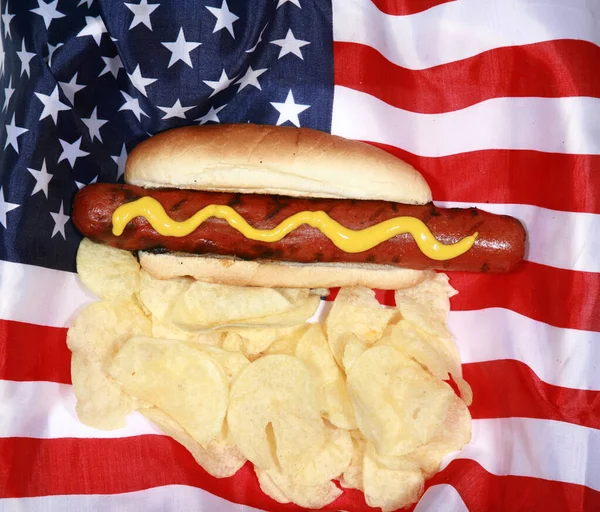 アメリカ独立記念日 7月4日 アメリカ独立記念日 アメリカ国旗だ 7月4日 7月4日のテキストとマスタードとホットドッグの幸せなアメリカ国旗 アメリカ独立記念日 7月4日 ホットドッグとマスタード — ストック写真