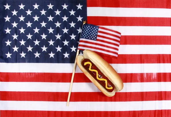 Amerikan Bağımsızlık Günü. 4 Temmuz kutlu olsun. ABD Bağımsızlık Günü. Amerikan bayrağı. 4 Temmuz. 4 Temmuz mesajlı American Flag ve Hardallı Hot Dog. Amerikan Bağımsızlık Günü Kutlaması. Mutlu 4 Temmuz 'lar. Hardallı Sosisli.