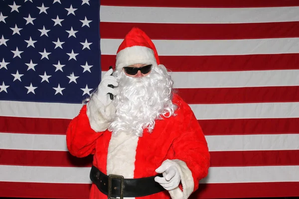 Papai Noel Com Bandeira Americana Santa Frente Bandeira Americana Sorrisos — Fotografia de Stock