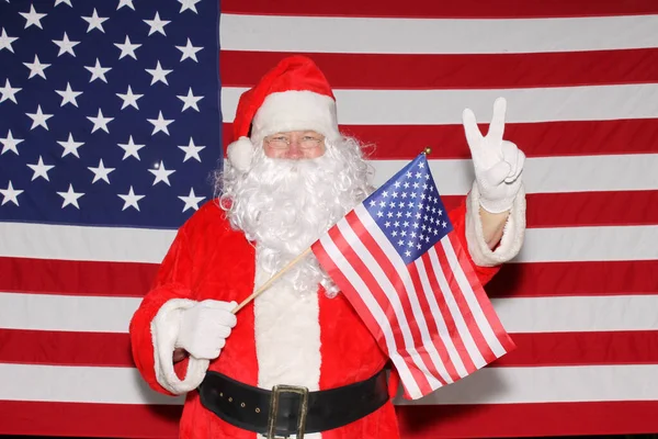 Санта Клаус Американским Флагом Санта Перед Американским Флагом Улыбается Показывает — стоковое фото