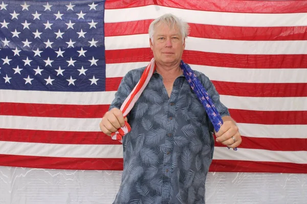 국기를 배경으로 행복하게 빛나는 미국의 미국인 잘생긴 애국적 남자가 모자를 — 스톡 사진