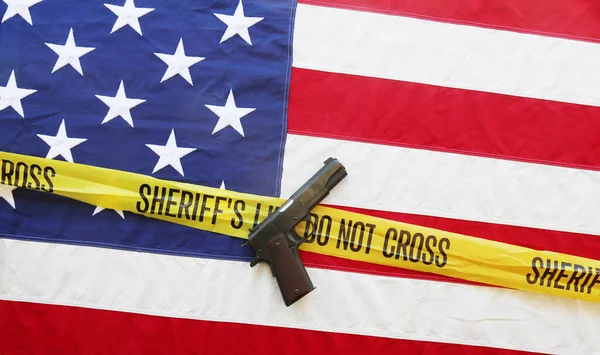 Pistol Med Amerikansk Flagga Och Sheriff Line Cross Crime Scene — Stockfoto