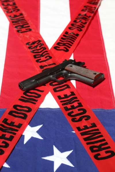 Пістолетів Американським Прапором Шерифською Лінією Хрест Стрічка Злочину Репрезентує Другу — стокове фото