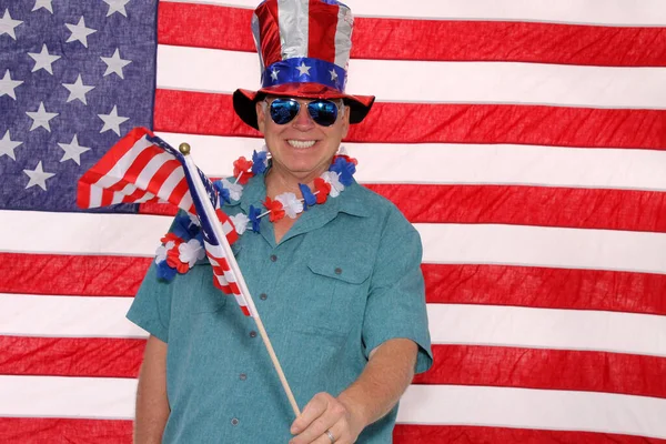 アメリカ独立記念日 7月4日 アメリカ独立記念日 アメリカ国旗だ 写真のブースにいる間 男は7月4日を祝います アメリカの写真ブースにいるアメリカ人男性 独立記念日 アメリカ合衆国 — ストック写真