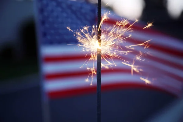 アメリカ独立記念日 7月4日 アメリカ独立記念日 アメリカ国旗だ 7月4日 ゴールデン スパークラーはアメリカ国旗を背景に燃える アメリカの誇り 7月4日の幸せ — ストック写真