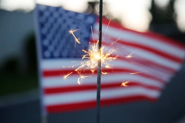 アメリカ独立記念日 7月4日 アメリカ独立記念日 アメリカ国旗だ 7月4日 ゴールデン スパークラーはアメリカ国旗を背景に燃える アメリカの誇り 7月4日の幸せ — ストック写真