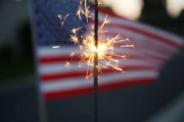 アメリカ独立記念日 7月4日 アメリカ独立記念日 アメリカ国旗だ フォーカスのないスパーカーとヴィンテージお祝いアメリカンフラッグ 7月4日 7月4日 記念の日 退役軍人の日 または他の愛国的な休日 — ストック写真