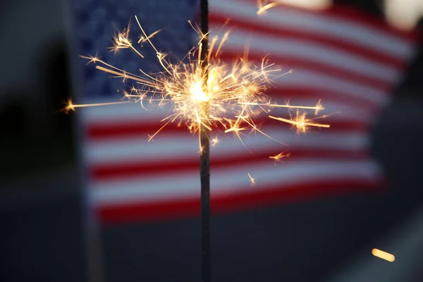 アメリカ独立記念日 7月4日 アメリカ独立記念日 アメリカ国旗だ 7月4日 ゴールデン スパークラーはアメリカ国旗を背景に燃える アメリカの誇り 7月4日の幸せ — ストック写真