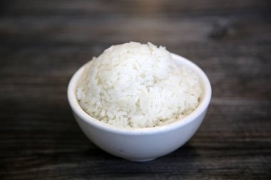 Tabakta pilav buğulama. Çin Buharlı Wite Rice 'ı beyaz bir kasede. Çin yemeği. Beyaz pirinç. Çin yemeği..