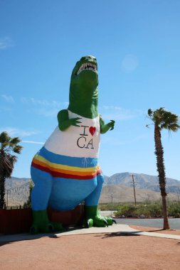 6 Haziran 2021 - CABAZON, CALIFORNIA ABD: Bir t-rex heykeli Cabazon Dinozor Müzesi 'nde gökyüzüne bakıyor, Kaliforniya' da 10 numaralı otoban boyunca bir yol kenarı eğlencesi. Sadece editör kullanımı.