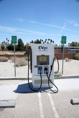 Palm Springs California - 6 Haziran 2021: elektrikli araba şarj istasyonu. EVgo, Palm Springs Califonria 'daki Ziyaretçi Merkezi' ne park edilmiş, kendine yeten bir elektrikli araç şarj istasyonu. Elektrikli arabalar gittikçe daha popüler hale geliyor. Editör Biz