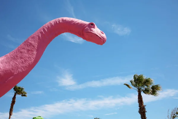 2021年6月6日 美国加利福尼亚州卡瓦松 一个阳光灿烂的春日 粉色青龙恐龙雕像 卡瓦松恐龙是一个受欢迎的路边景点 加州10号高速公路通往棕榈泉的地标 — 图库照片