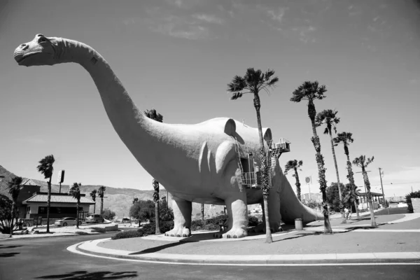 2021年6月6日 カリフォルニア州カバゾン 晴れた春の日にピンクのブロントサウルス恐竜の像 カバゾン恐竜は人気のある道端のアトラクションです カリフォルニア州パームスプリングスに向かう10フリーウェイのランドマーク 編集用 黒と白 — ストック写真