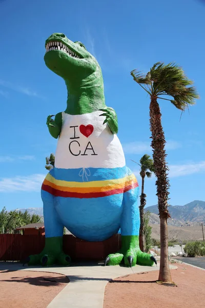 Juni 2021 Cabazon California Usa Een Rex Standbeeld Kijkt Omhoog — Stockfoto