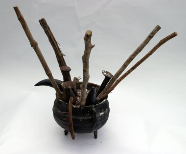 Hakiki Santeria. La Regla Lucumi. Osha 'nın kuralı. Mezarlıkta bulunan dökme demir büyü kabı. Voodoo Büyülü Saksı. İyi Heceleme Cadısı Malı. Kötü Heceleme Büyüsü. Şeytana tapma. Kötü Heceleme Esrarı. Kötü Lanet. Cadı Tekniği. Kötü alamet. Gerçek şeytana tapma. Kötülük. 