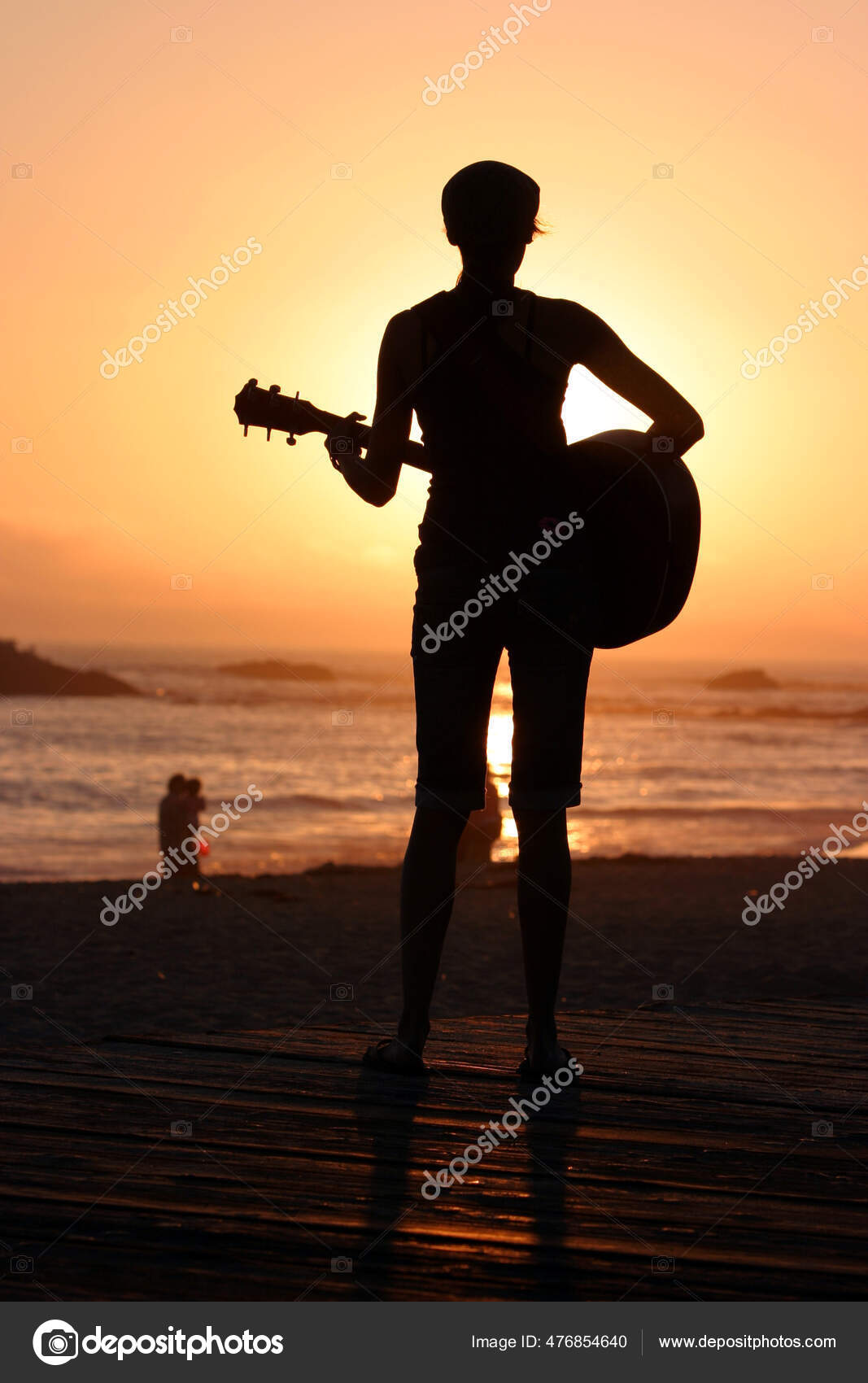 Неопознанная Молодая Женщина Играет Гитаре Солнце Садится Позади.