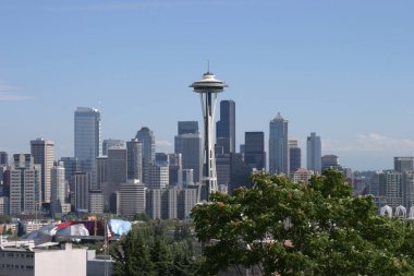 Queen Anne Hill 'deki Kerry parkından görüldüğü gibi Seattle' ın merkezindeki ufuk çizgisi. Seattle Uzay İğnesi. Seattle Washington USA 'da. Seattle 'da Space Needle. Binaları olan Seattle Skyline. Dünyaca ünlü Seattle.