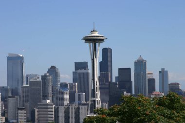 Queen Anne Hill 'deki Kerry parkından görüldüğü gibi Seattle' ın merkezindeki ufuk çizgisi. Seattle Uzay İğnesi. Seattle Washington USA 'da. Seattle 'da Space Needle. Binaları olan Seattle Skyline. Dünyaca ünlü Seattle.