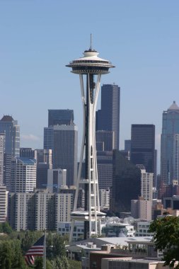 Queen Anne Hill 'deki Kerry parkından görüldüğü gibi Seattle' ın merkezindeki ufuk çizgisi. Seattle Uzay İğnesi. Seattle Washington USA 'da. Seattle 'da Space Needle. Binaları olan Seattle Skyline. Dünyaca ünlü Seattle.