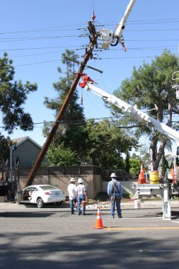 Sarhoşken araba kullanmak. Alkollü araç kullanma. Alkollü. Etki Altında Sürüş. Bir araba kazasında araba 35 metrelik elektrik direğini yere düşürür ve 6 metre ileri hareket ettirir ve iki parçaya ayırır. Alkollü araç kullanma. - Araba kazası. Uyuşturucu ve Sürücülük. 