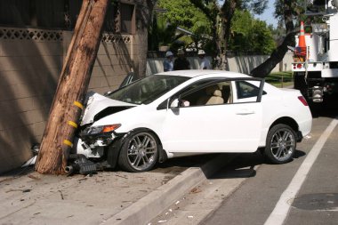 Sarhoşken araba kullanmak. Alkollü araç kullanma. Alkollü. Etki Altında Sürüş. Bir araba kazasında araba 35 metrelik elektrik direğini yere düşürür ve 6 metre ileri hareket ettirir ve iki parçaya ayırır. Alkollü araç kullanma. - Araba kazası. Uyuşturucu ve Sürücülük. 