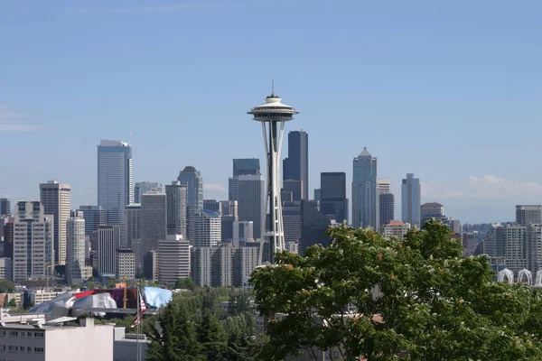 Queen Anne Hill 'deki Kerry parkından görüldüğü gibi Seattle' ın merkezindeki ufuk çizgisi. Seattle Uzay İğnesi. Seattle Washington USA 'da. Seattle 'da Space Needle. Binaları olan Seattle Skyline. Dünyaca ünlü Seattle.