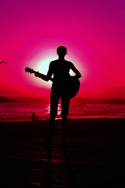 Tanımlanamayan Genç Bir Kadın Laguna Beach California Güneş Batarken Gitarını — Stok fotoğraf