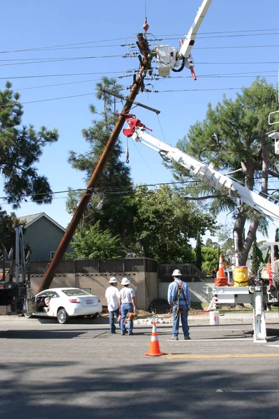 Sarhoşken araba kullanmak. Alkollü araç kullanma. Alkollü. Etki Altında Sürüş. Bir araba kazasında araba 35 metrelik elektrik direğini yere düşürür ve 6 metre ileri hareket ettirir ve iki parçaya ayırır. Alkollü araç kullanma. - Araba kazası. Uyuşturucu ve Sürücülük. 